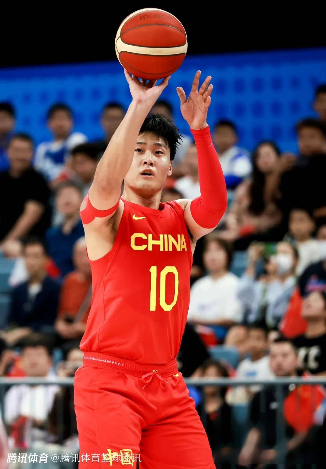 球队在比赛中顽强拼搏，不甘示弱的姿态备受肯定的简单介绍