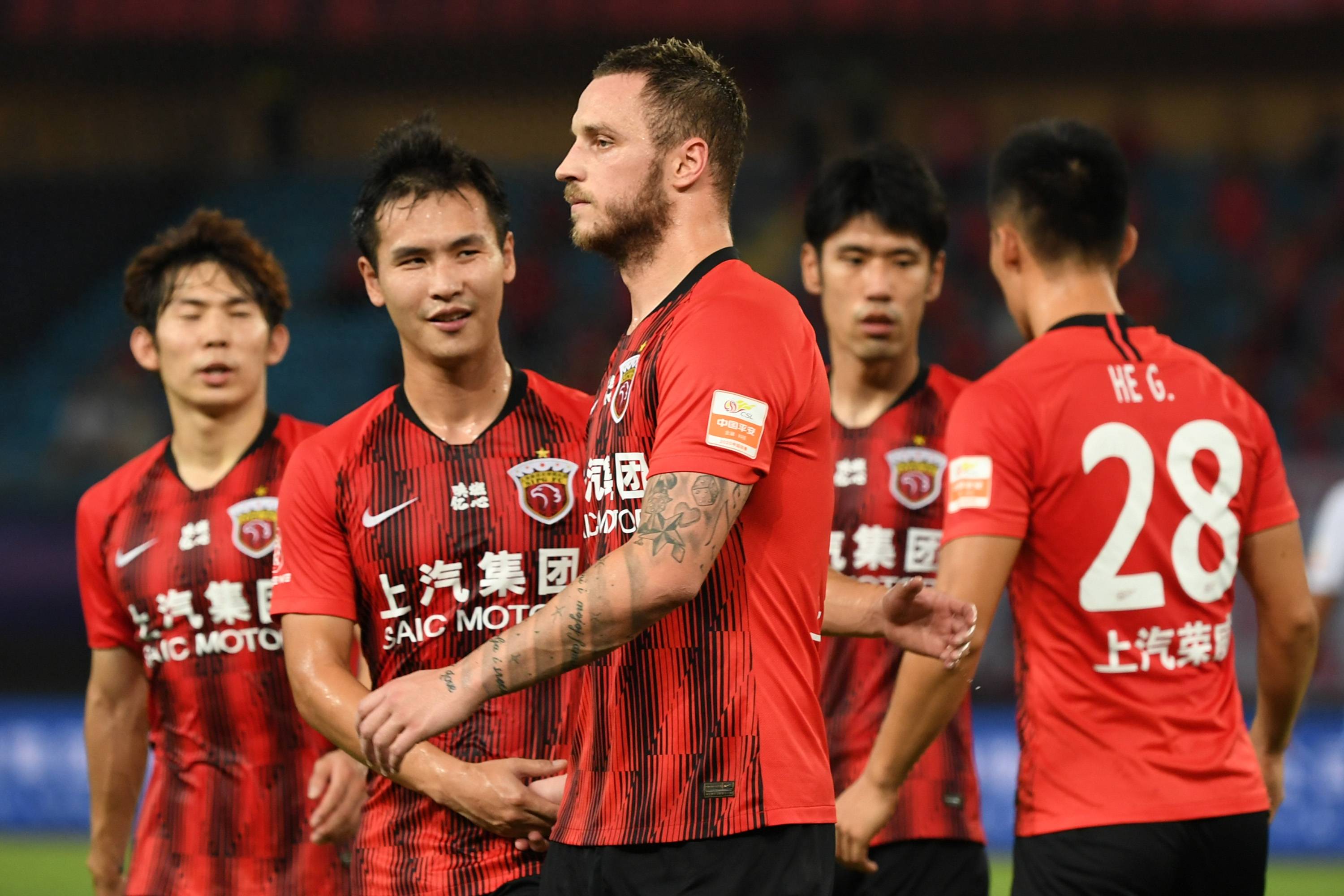 包含上港客场战胜对手，保持不败纪录的词条